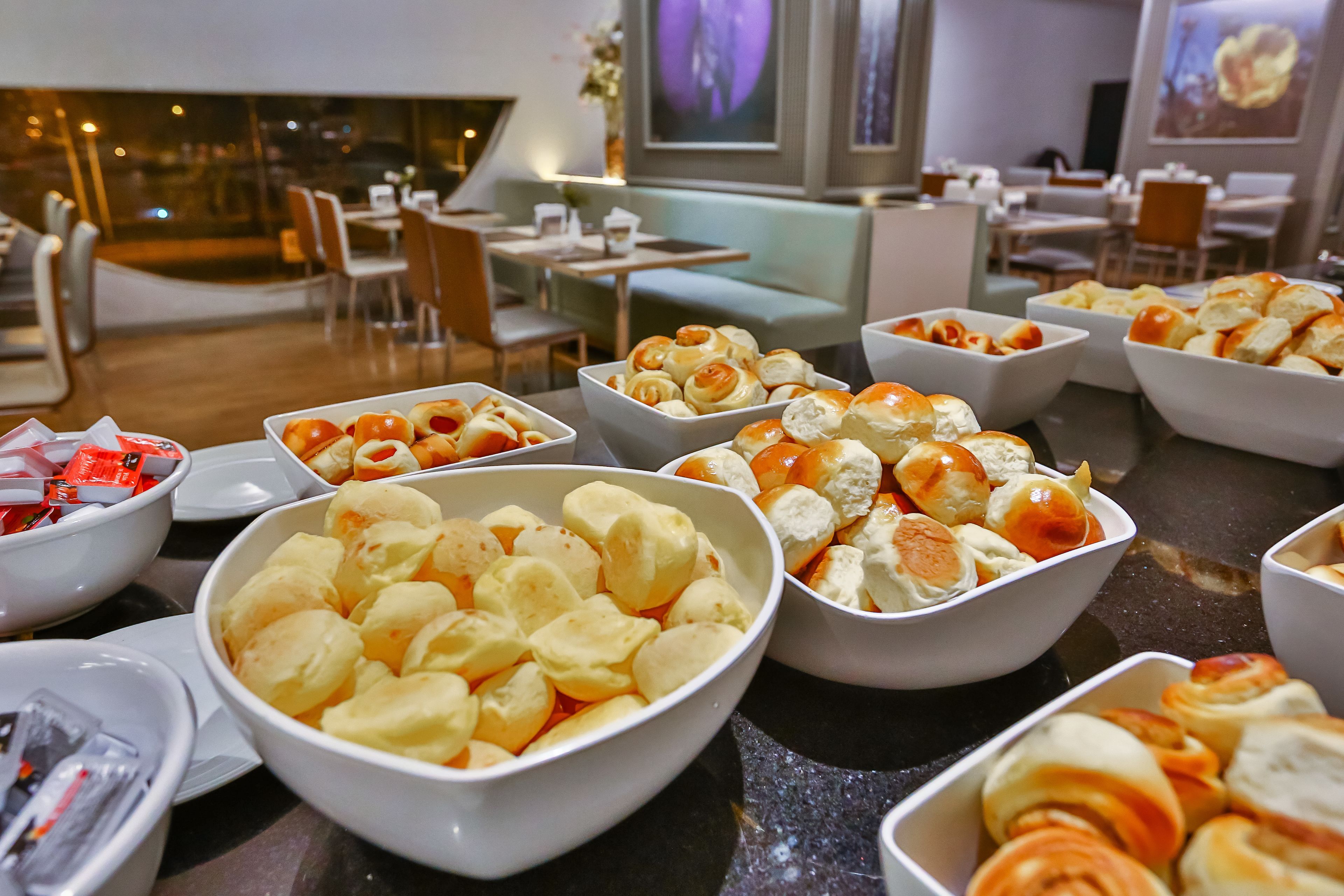 Phục vụ bữa sáng, bữa trưa và bữa tối 