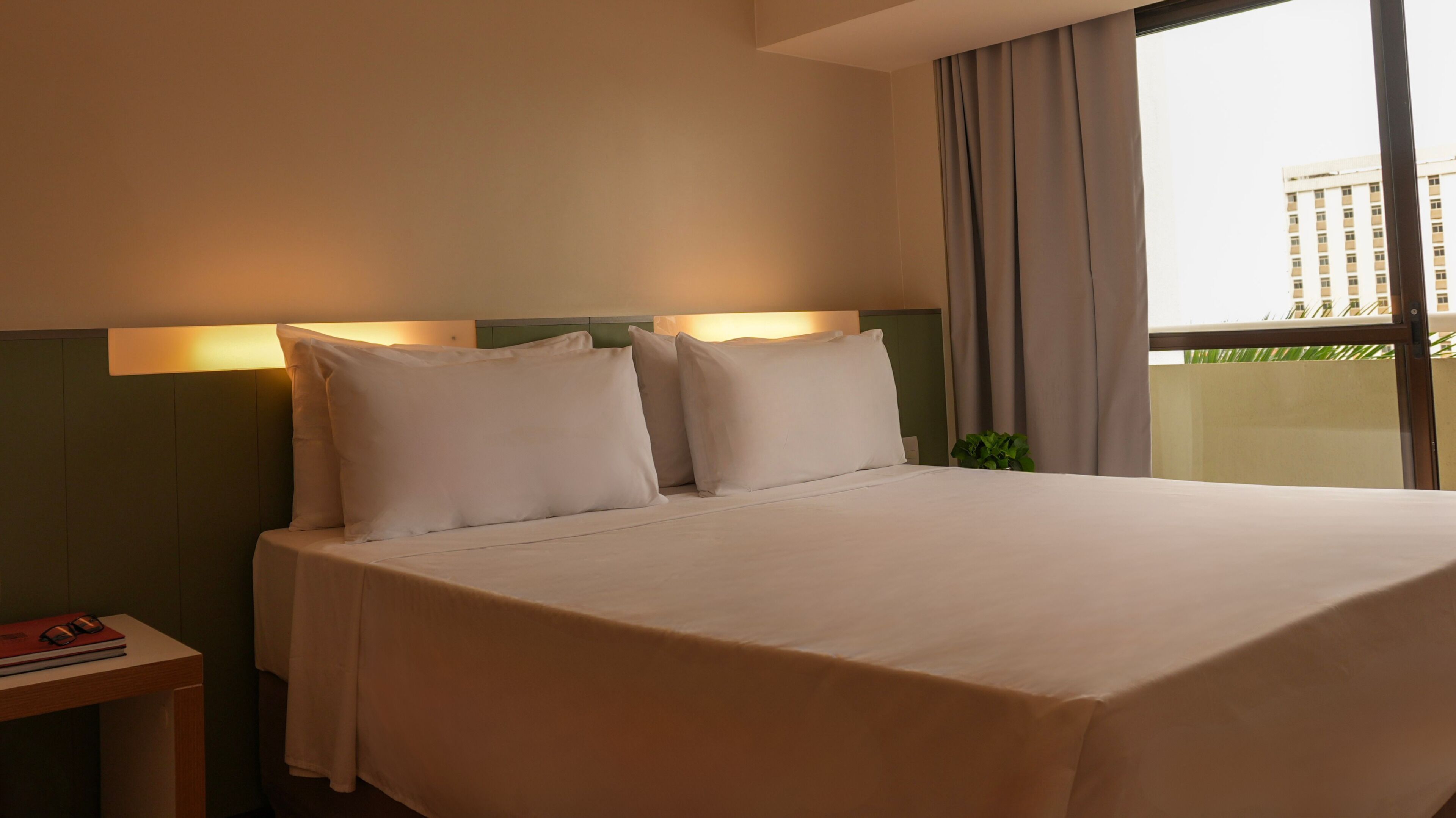 Standard dubbelrum | Värdeförvaringsskåp på rummet, skrivbord och mörkläggningsgardiner