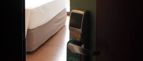 A hotel room door with a digital lock and a sign indicating room number 512.
