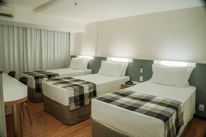 In-room safe, desk, blackout curtains, free WiFi - St. Paul Plaza (Brasília)