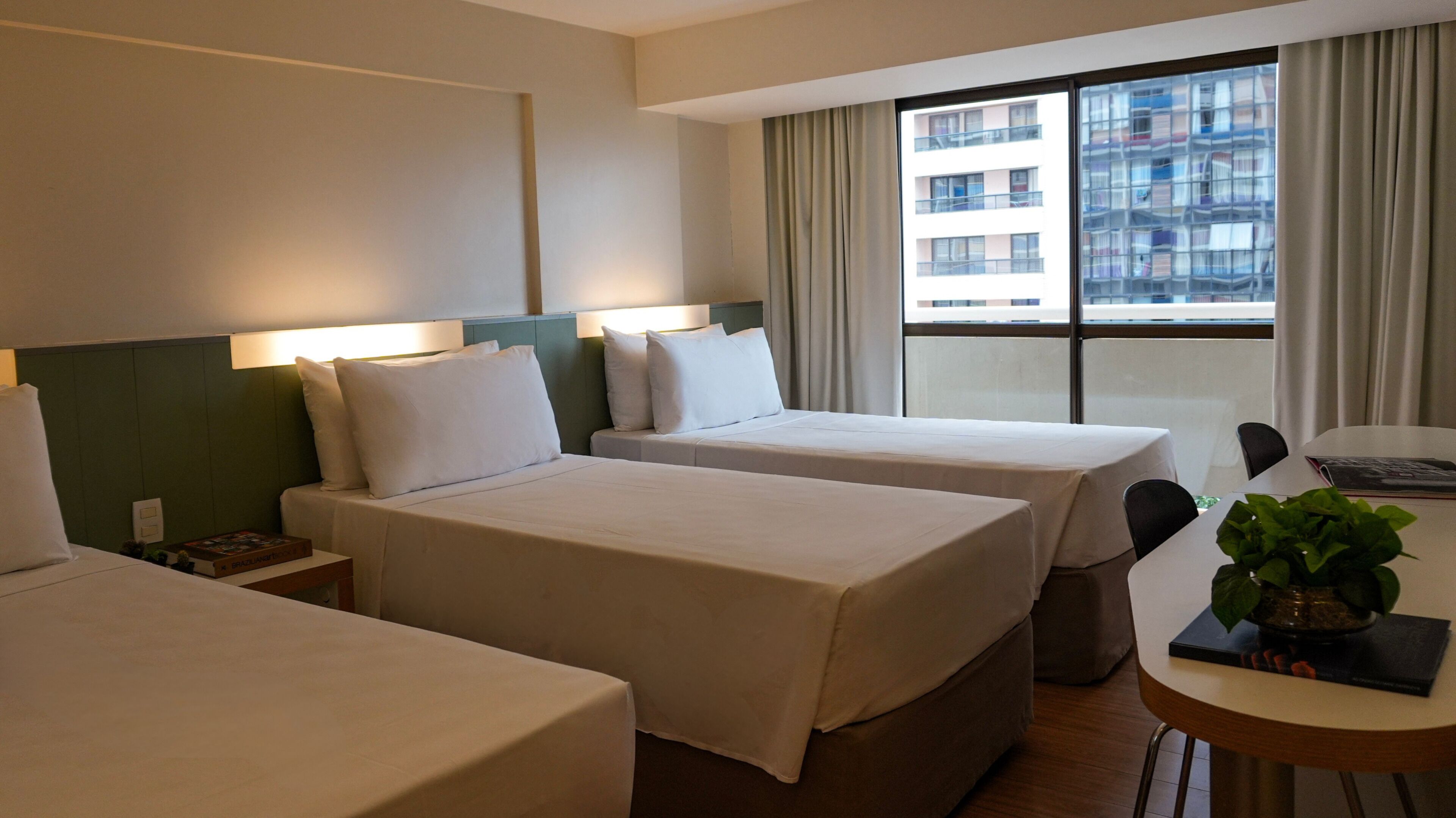 Standard trippelrum | Värdeförvaringsskåp på rummet, skrivbord och mörkläggningsgardiner