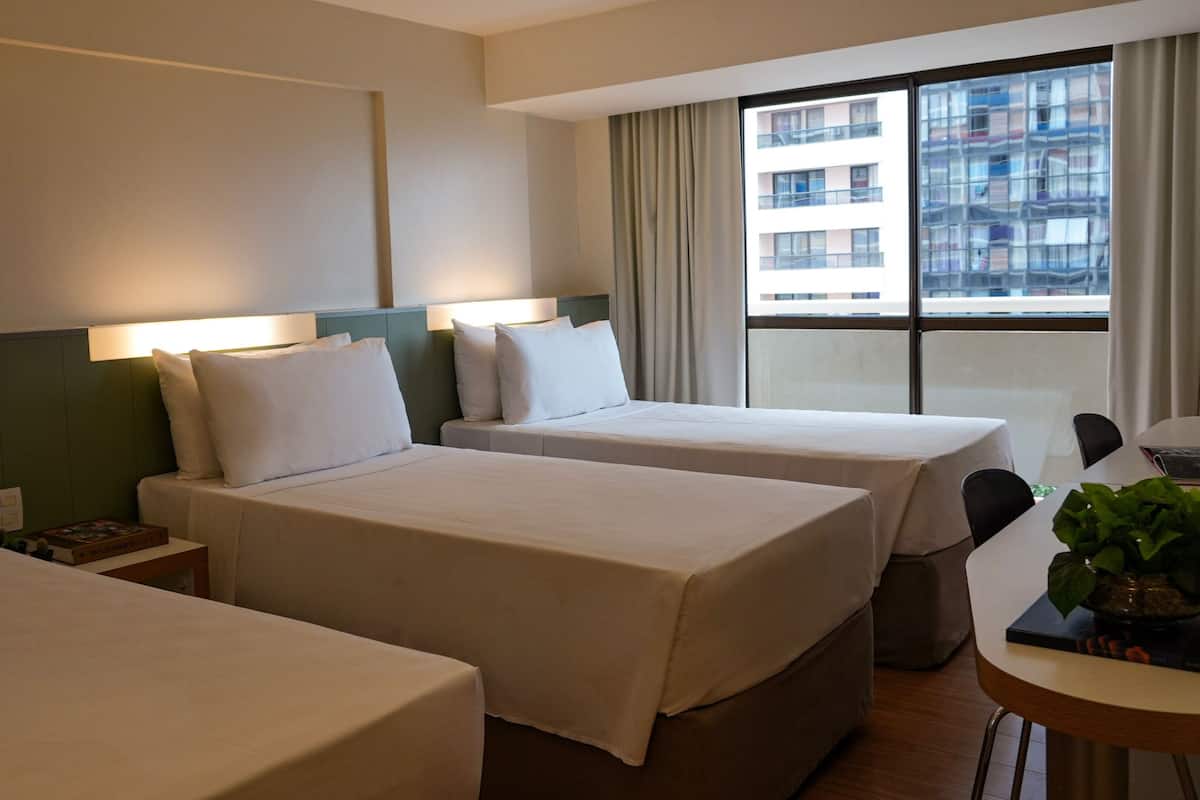 Standard trippelrum | Värdeförvaringsskåp på rummet, skrivbord och mörkläggningsgardiner