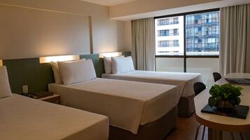 Habitación triple estándar | Caja fuerte, escritorio, cortinas opacas y wifi gratis