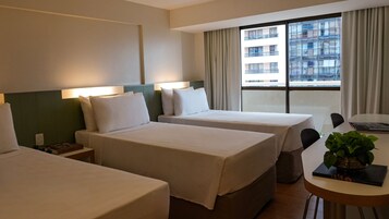 Habitación triple estándar | Caja fuerte, escritorio, cortinas opacas y wifi gratis