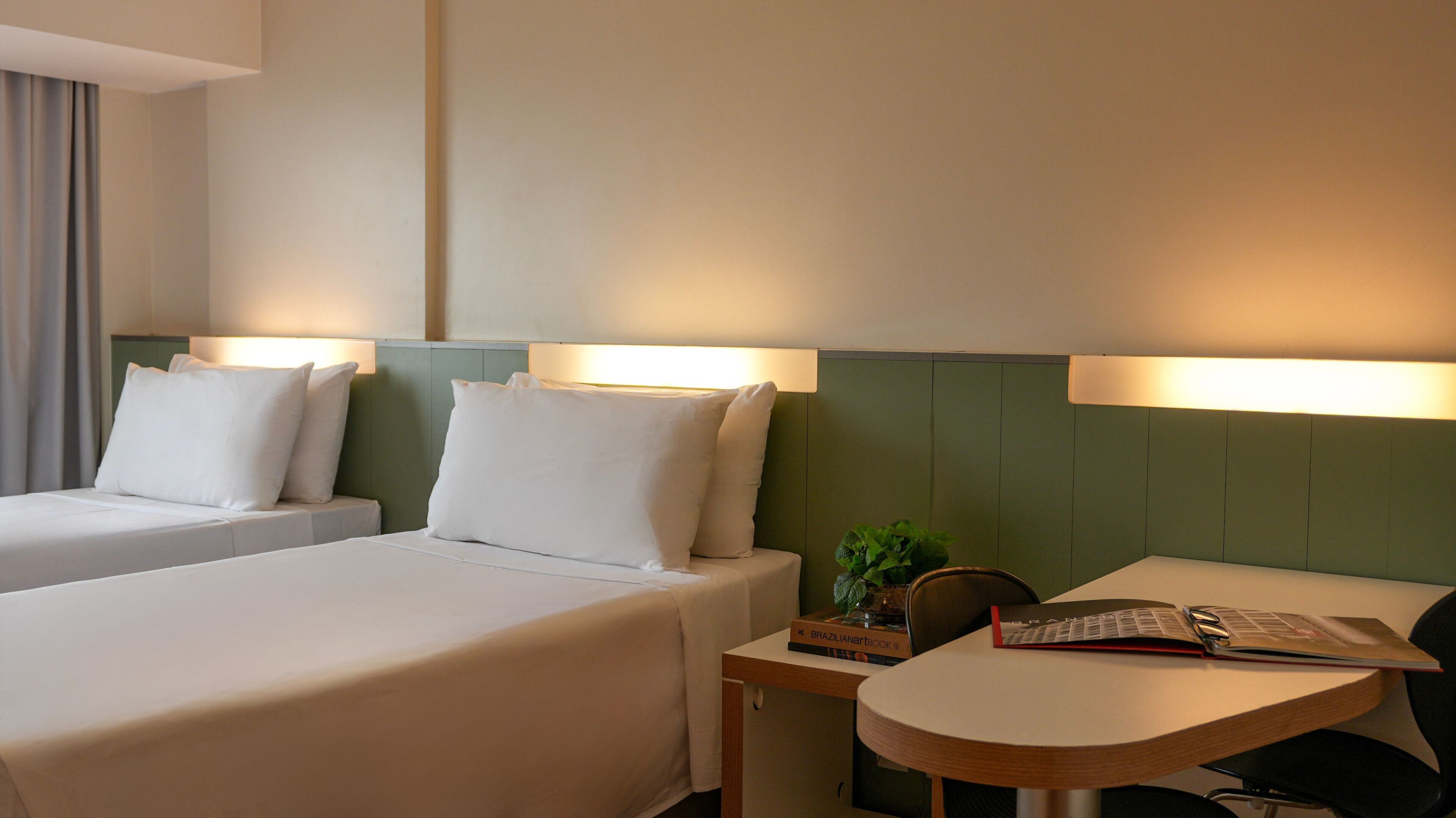 Värdeförvaringsskåp på rummet, skrivbord och mörkläggningsgardiner