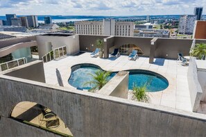 Outdoor pool, pool umbrellas, sun loungers - St. Paul Plaza (Brasília)