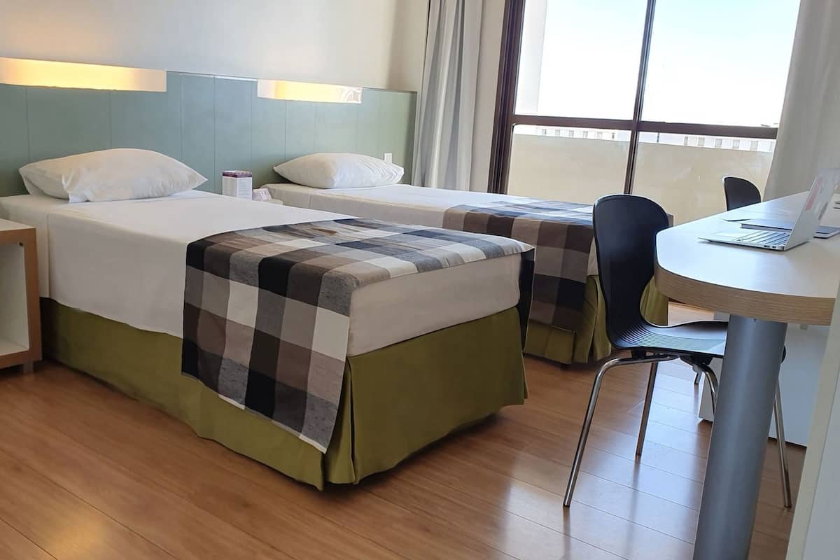 Värdeförvaringsskåp på rummet, skrivbord och mörkläggningsgardiner