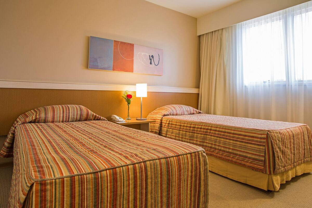 Frigobar, cofres nos quartos, Wi-Fi de cortesia, roupa de cama