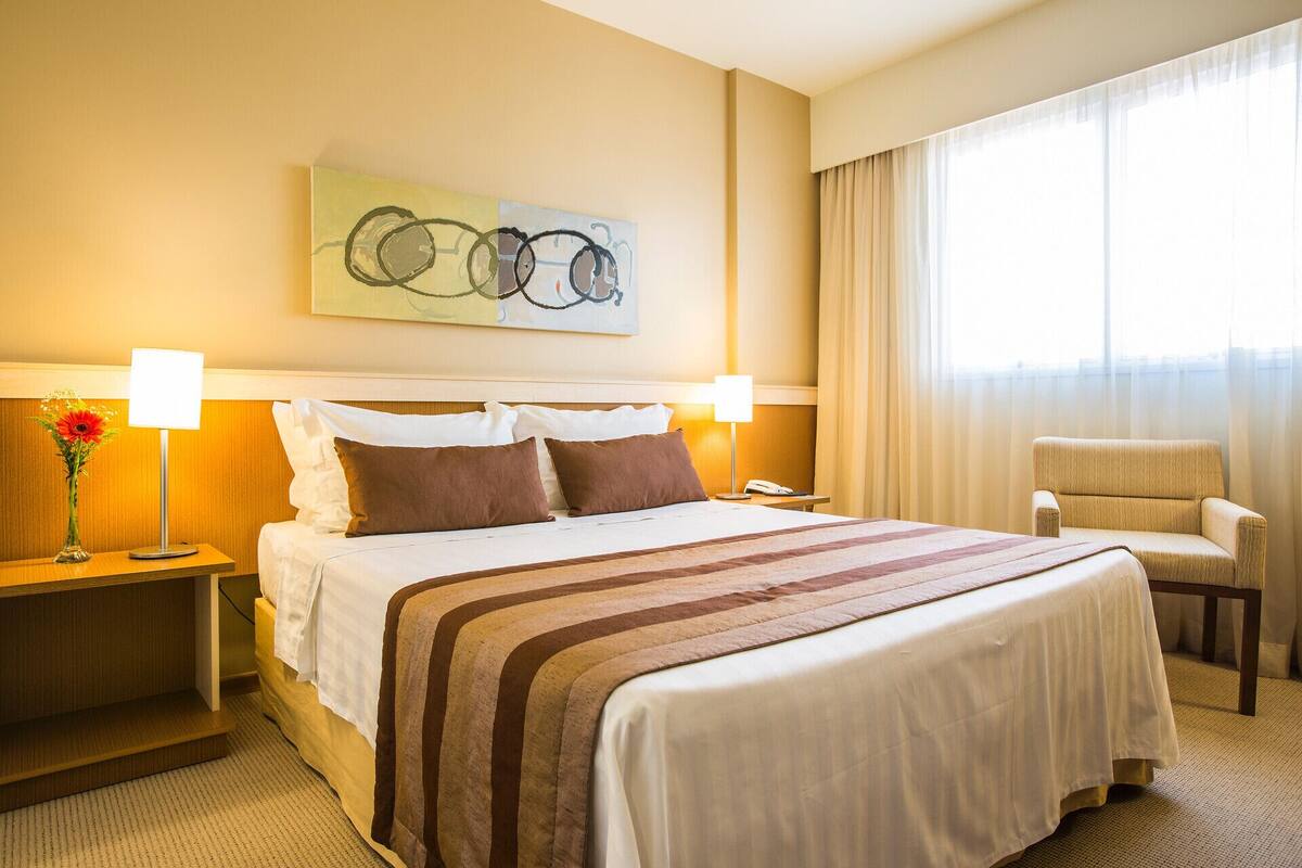 Frigobar, cofres nos quartos, Wi-Fi de cortesia, roupa de cama