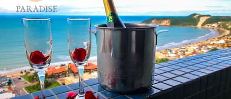 Quarto triplo superior, várias camas, sacada, vista para o oceano | Vista do quarto