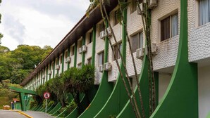 Gebäude mit begrünten Dächern, zahlreichen Fenstern und Klimaanlagen.