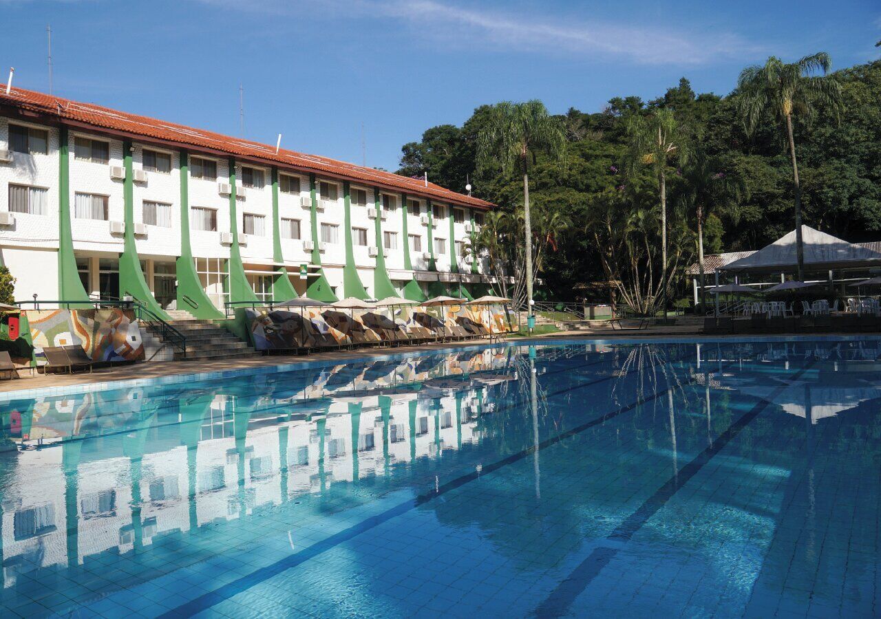 Piscina interna, piscina externa, espreguiçadeiras