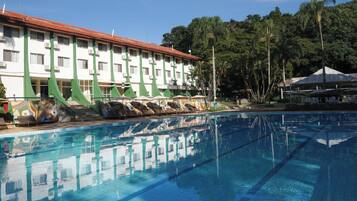 Piscina interna, piscina externa, espreguiçadeiras