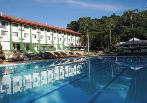Piscine couverte, piscine extérieure, chaises longues