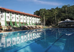 Una piscina techada, una piscina al aire libre