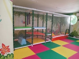 Zona de juegos infantil cubierta