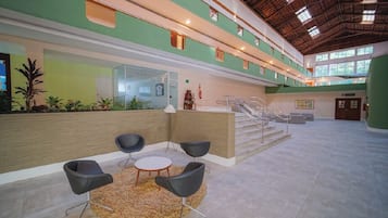 Área de estar no saguão