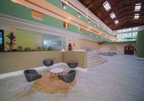 Coin salon dans le hall