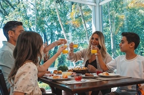Se sirven desayunos, almuerzos y cenas