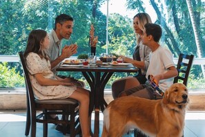 Petit déjeuner, déjeuner et dîner servis sur place
