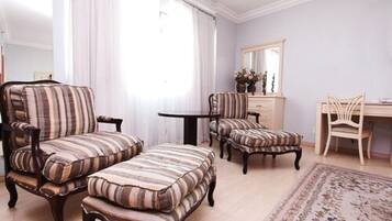 Senior Suite | Premium bedding, down comforters, pillowtop beds, minibar