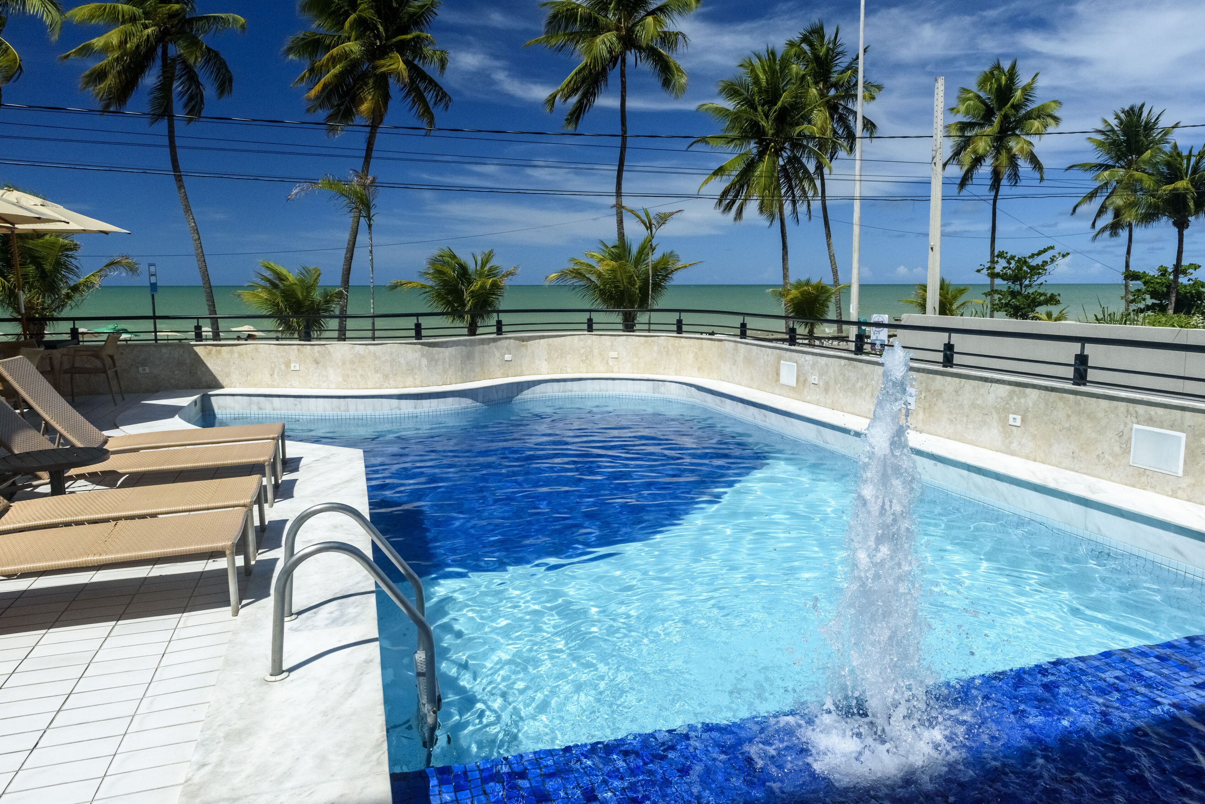 สระว่ายน้ำกลางแจ้ง, เก้าอี้อาบแดดริมสระ