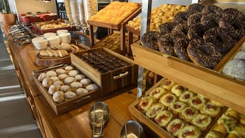 Café da manhã com buffet grátis todos os dias