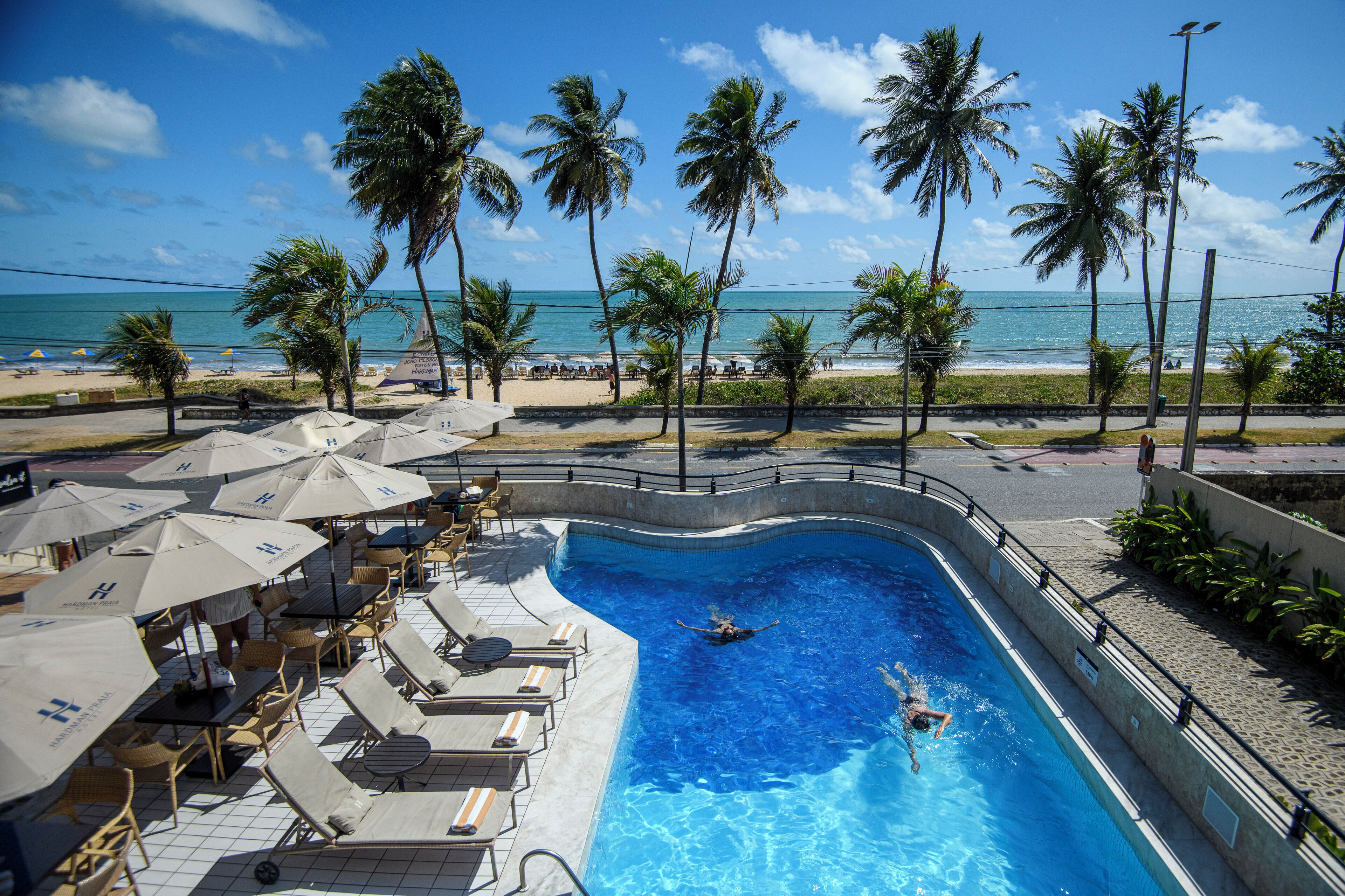 Piscina externa, espreguiçadeiras