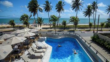 Piscina externa, espreguiçadeiras