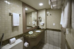 Suite, Balcony, Sea View (Master) | Bathroom | Shower, free toiletries, hair dryer - Hardman Praia Hotel (João Pessoa)