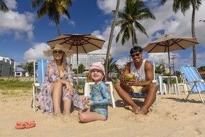Sur la plage, sable blanc, chaise longue, parasol