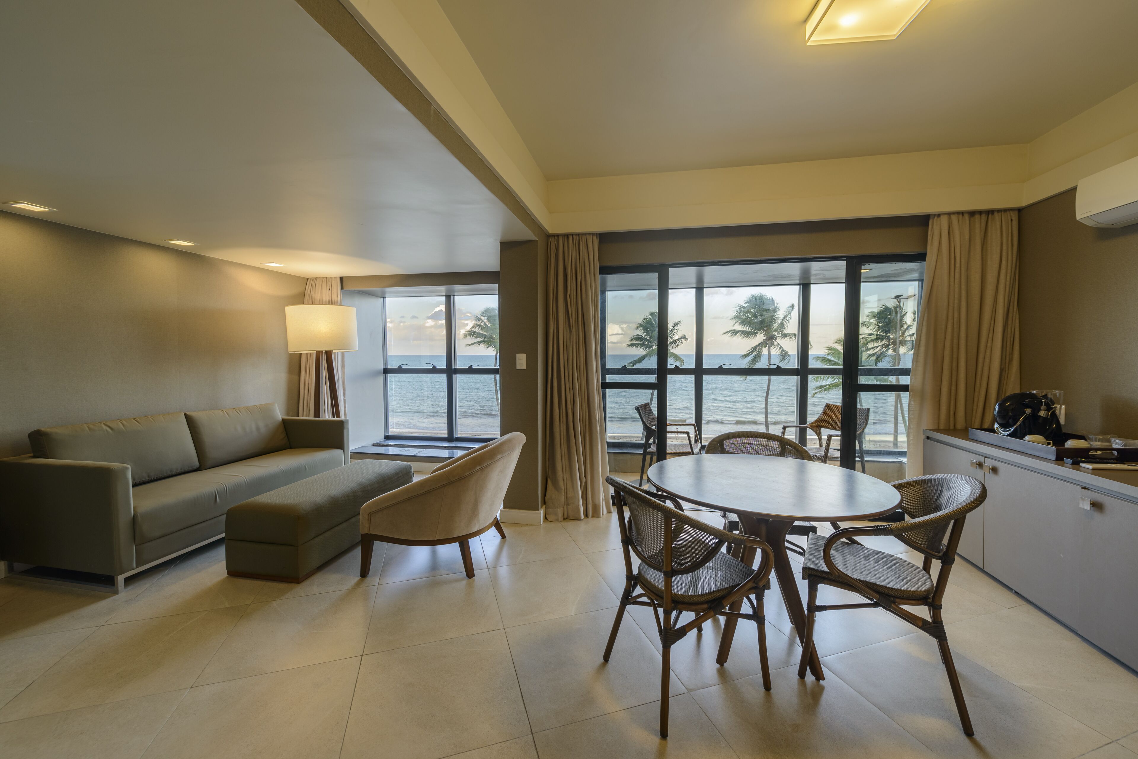 Suite (Ocean) | Een minibar, een kluis op de kamer, verduisterende gordijnen