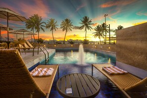 Utendørsbasseng og solsenger