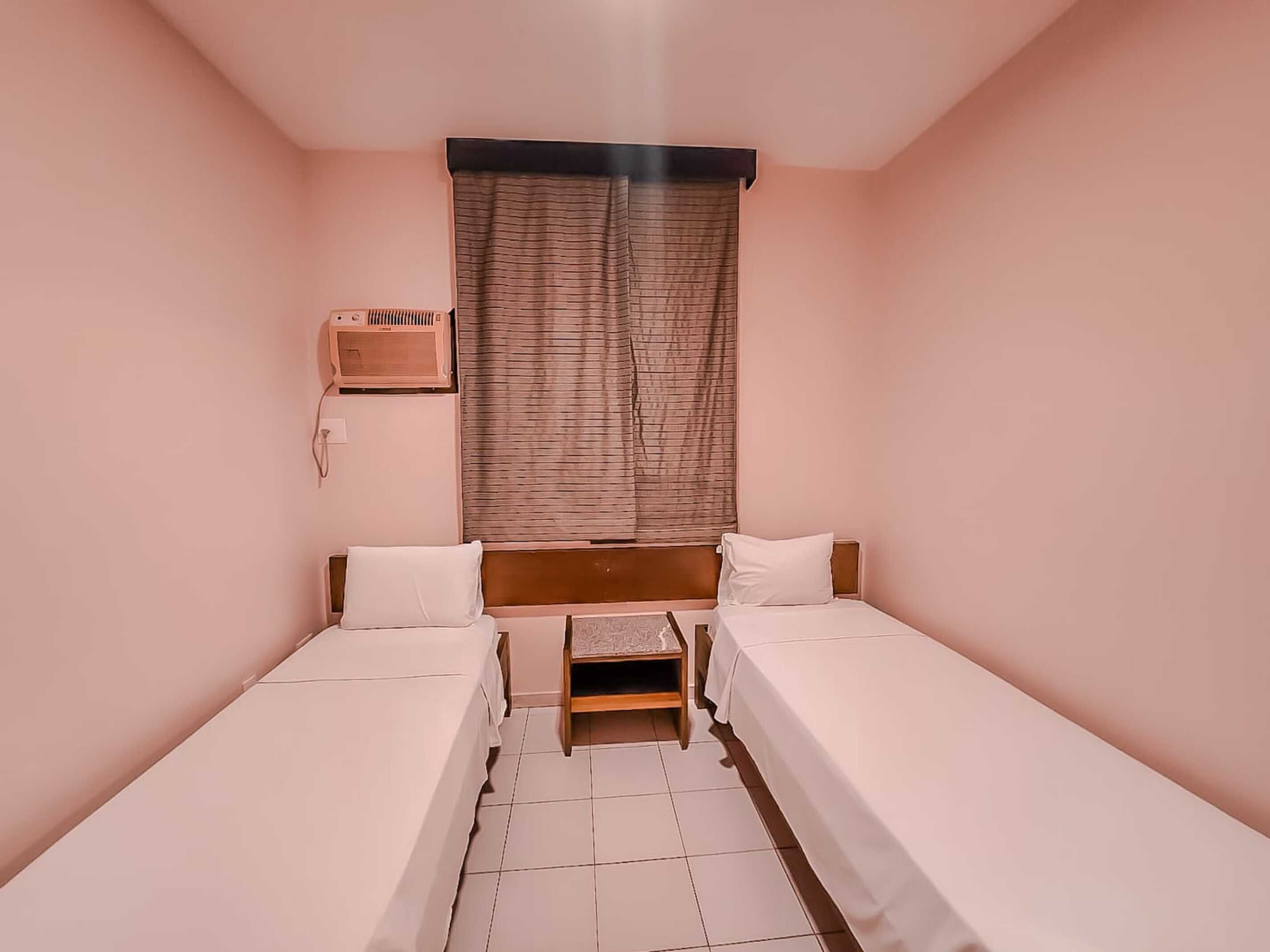 Deluxe Twin Room | Desk, laptop workspace, iron/ironing board, free WiFi