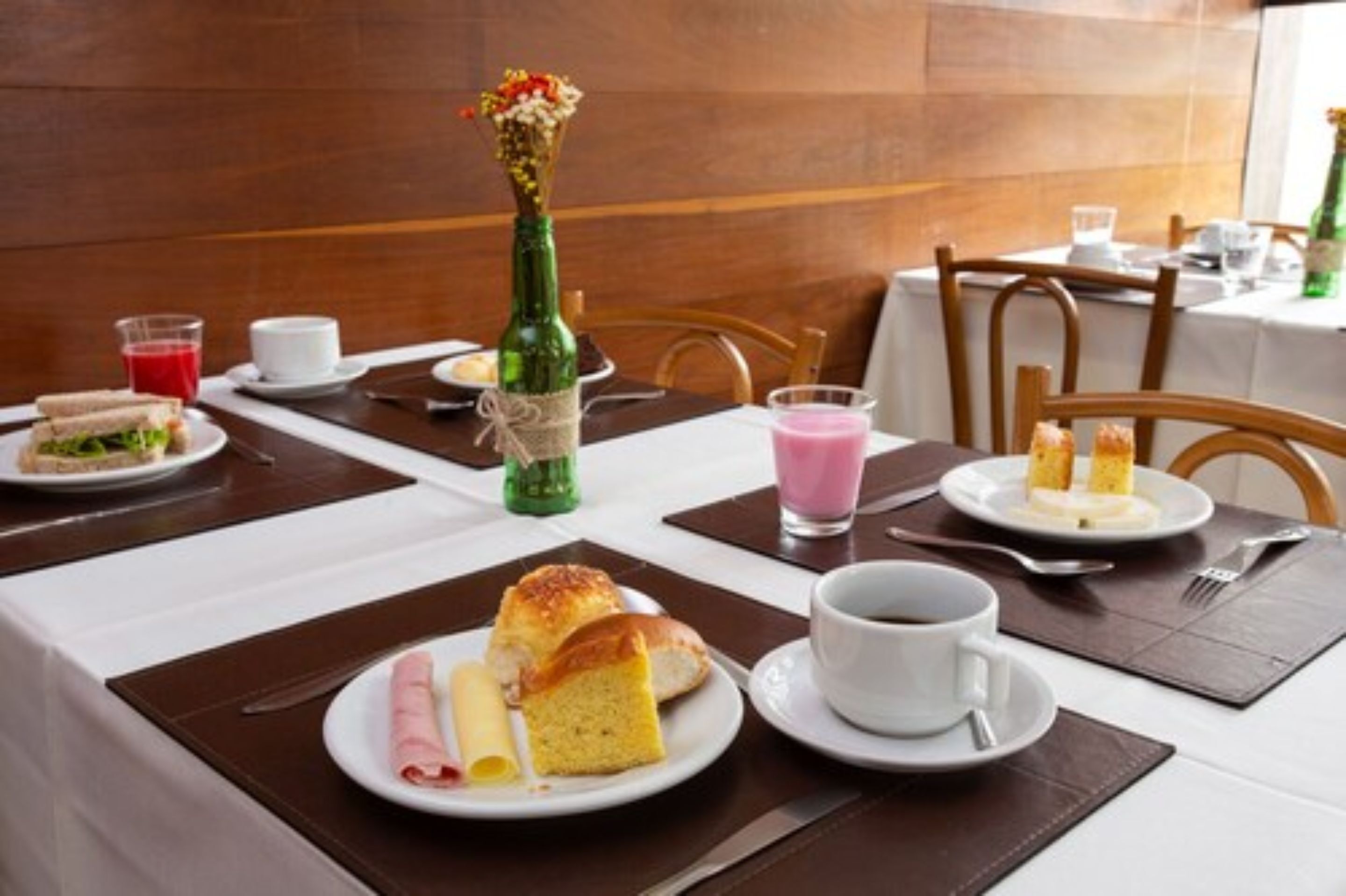 朝食 (ビュッフェ)、毎日提供 (無料)