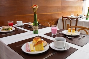 Tägliches inbegriffenes Frühstücksbuffet