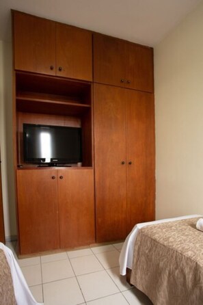 Twin Room | Desk, laptop workspace, iron/ironing board, free WiFi - Pampulha Flat Hotel (Belo Horizonte)