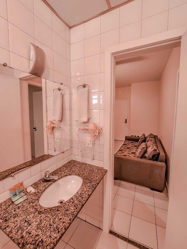 Deluxe Twin Room | Bathroom | Shower, towels - Pampulha Flat Hotel (Belo Horizonte)