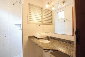 Deluxe kamer | Badkamer | Een douche, handdoeken