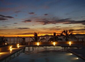 Outdoor pool, open 9:30 AM to 9:00 PM, sun loungers - The Falls Hotel (Guarujá)