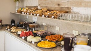 Un bufé con diversos alimentos y bebidas.