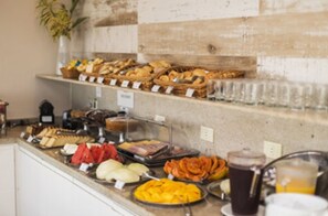 Free daily buffet breakfast - The Falls Hotel (Guarujá)