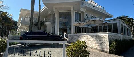 Entrada de hotel con un cartel que dice "The Falls".