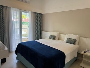 Minibar, in-room safe, blackout drapes, bed sheets - The Falls Hotel - Frente mar (Guarujá)