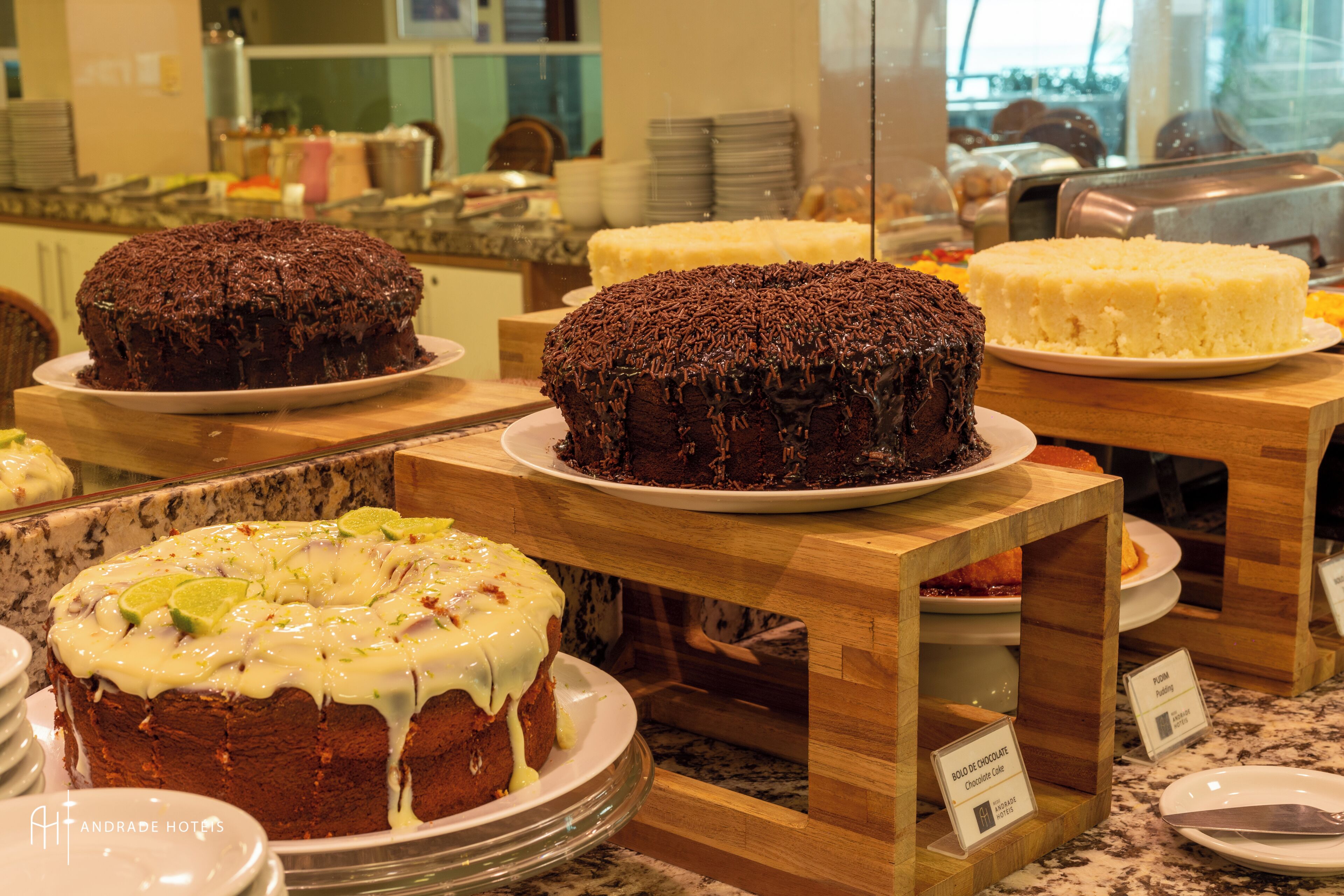 Eine Auswahl an Kuchen in einer Bäckerei.