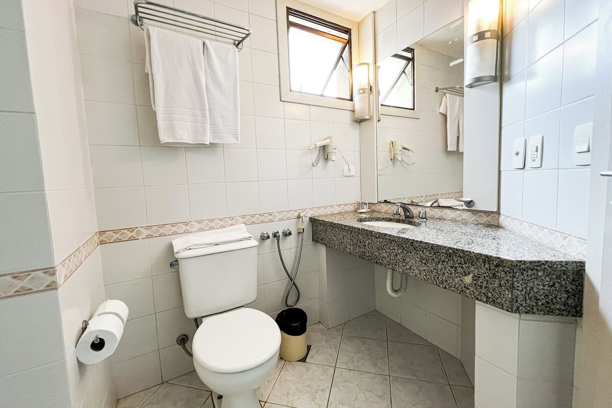 Classic Tek Büyük Yataklı Oda | Banyo | Duş, saç kurutma makinesi, havlu, sabun