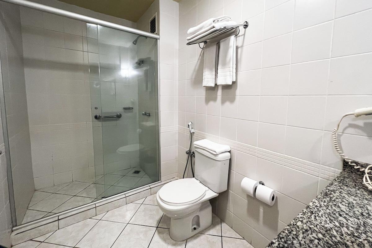 Duş, saç kurutma makinesi, havlu, sabun