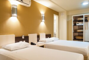 Escritorio, wifi gratis y ropa de cama 