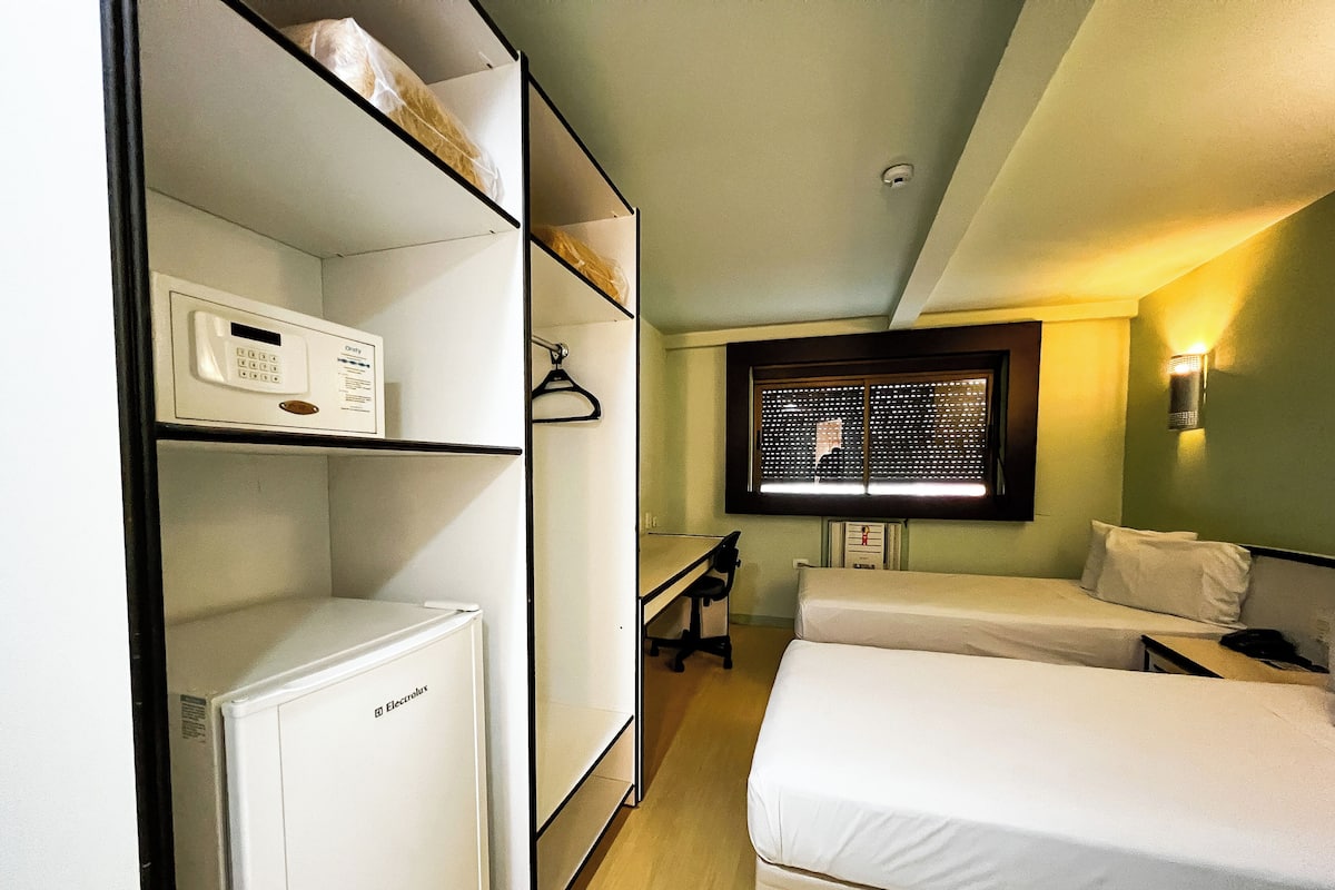 Classic İki Ayrı Yataklı Oda | Masa, ücretsiz kablosuz İnternet, çarşaf takımı