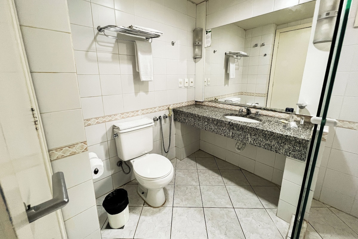 Quarto Classic Triplo | Banyo | Duş, saç kurutma makinesi, havlu, sabun